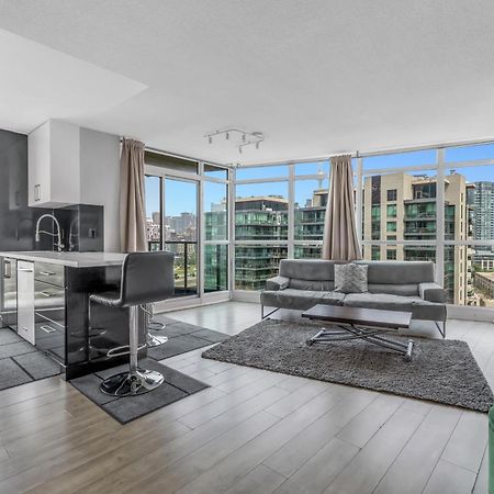 2 Bedroom Waterfront Condo Downtown W/ Free Parking 토론토 외부 사진