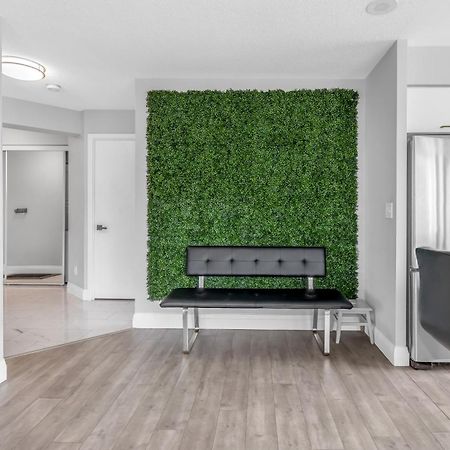 2 Bedroom Waterfront Condo Downtown W/ Free Parking 토론토 외부 사진
