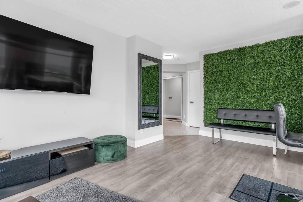 2 Bedroom Waterfront Condo Downtown W/ Free Parking 토론토 외부 사진