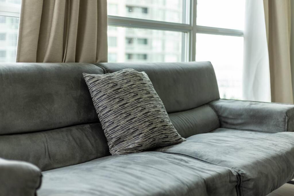 2 Bedroom Waterfront Condo Downtown W/ Free Parking 토론토 외부 사진