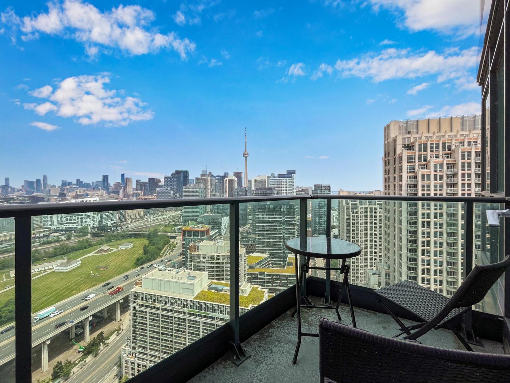 2 Bedroom Waterfront Condo Downtown W/ Free Parking 토론토 외부 사진