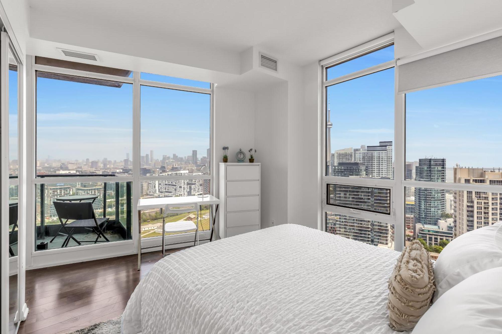 2 Bedroom Waterfront Condo Downtown W/ Free Parking 토론토 외부 사진