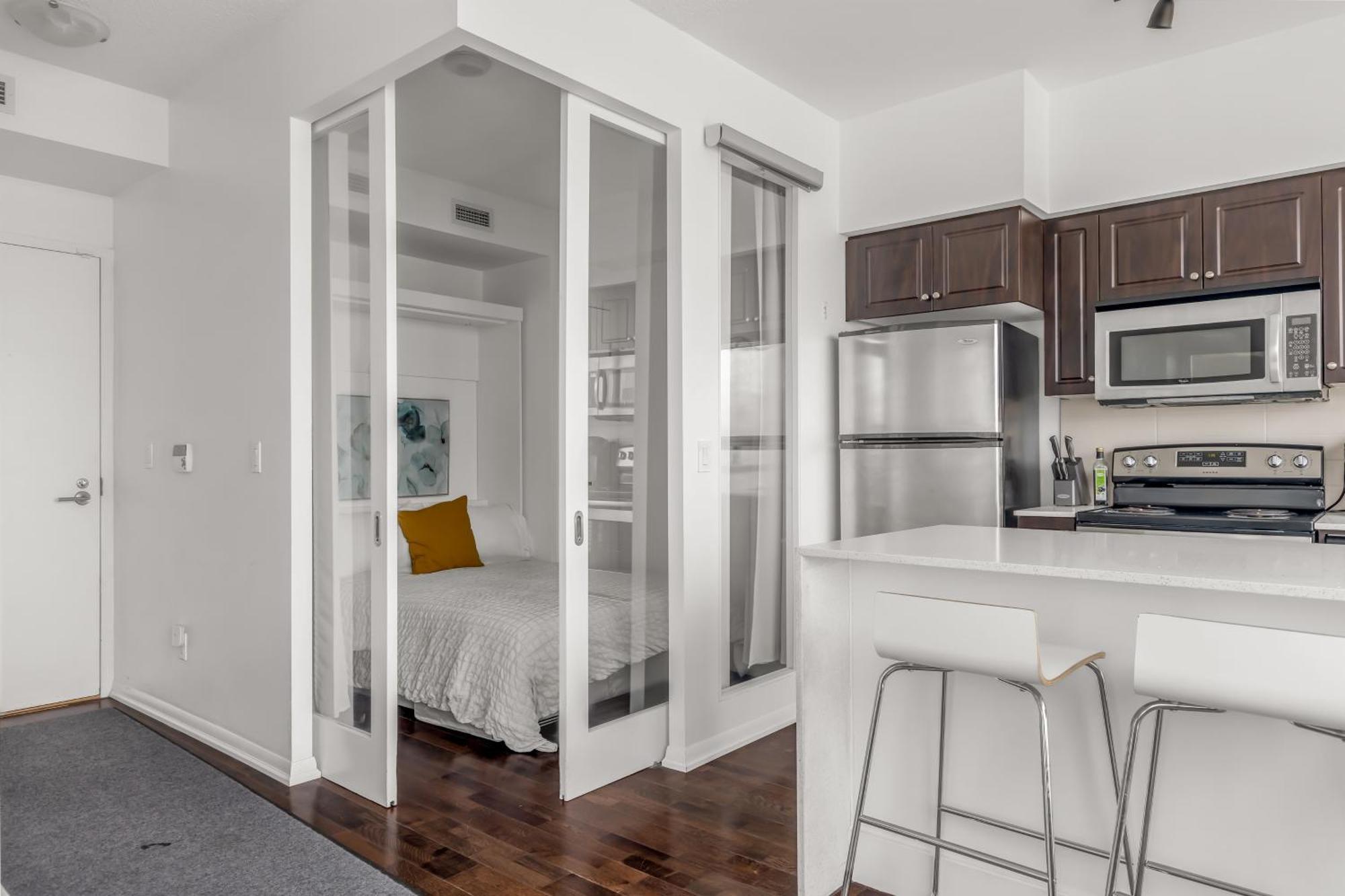 2 Bedroom Waterfront Condo Downtown W/ Free Parking 토론토 외부 사진