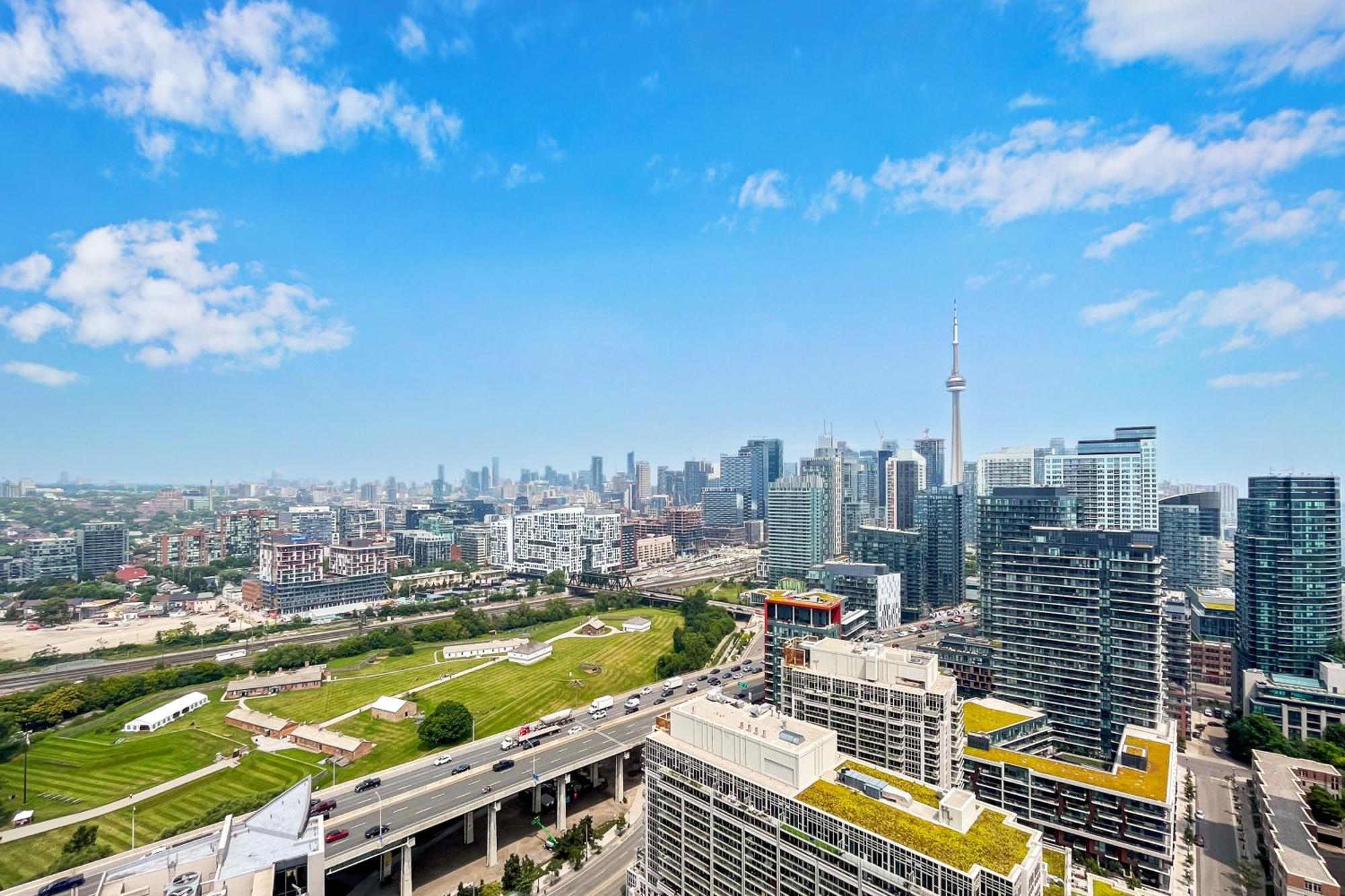 2 Bedroom Waterfront Condo Downtown W/ Free Parking 토론토 외부 사진