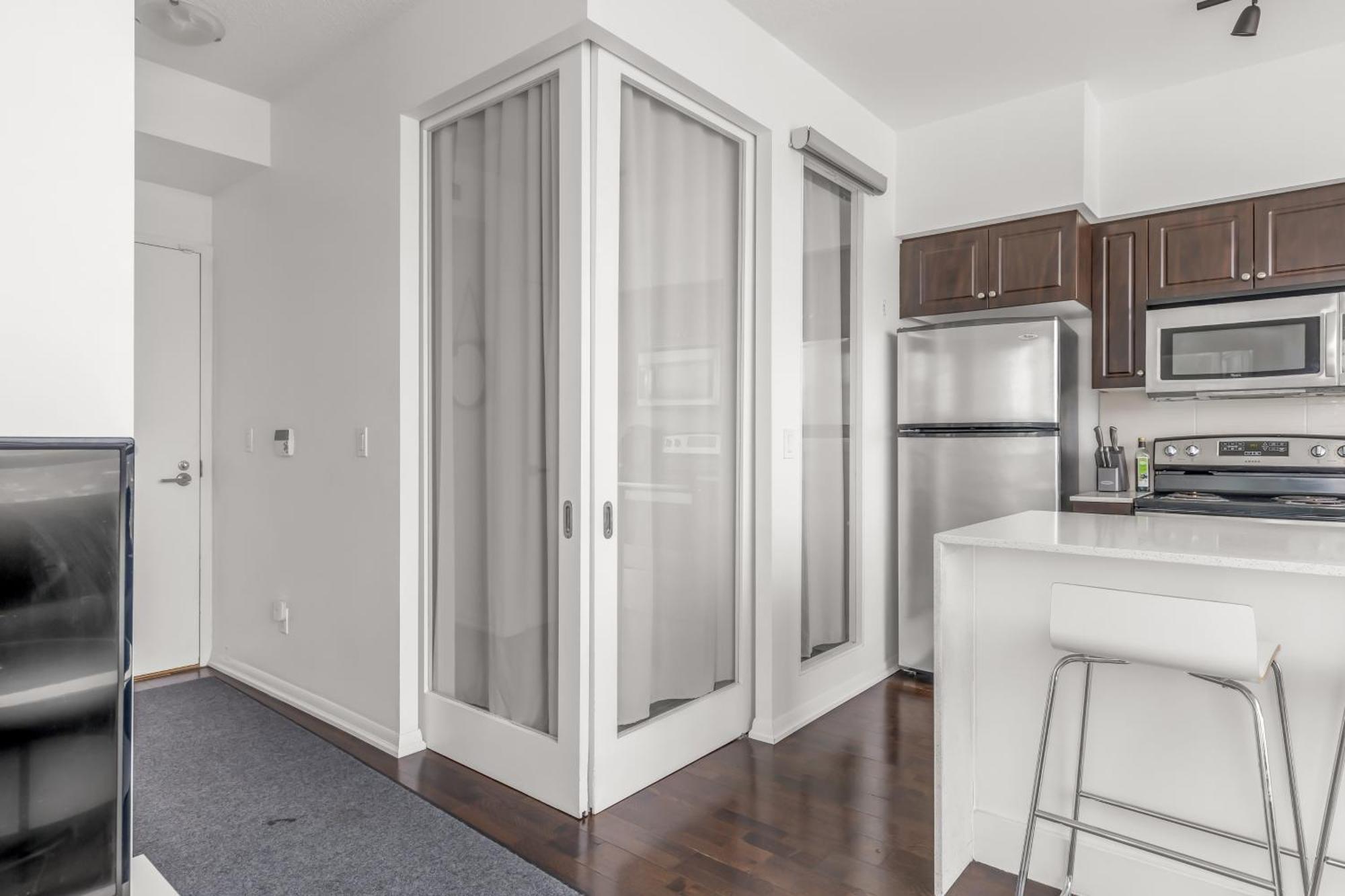 2 Bedroom Waterfront Condo Downtown W/ Free Parking 토론토 외부 사진
