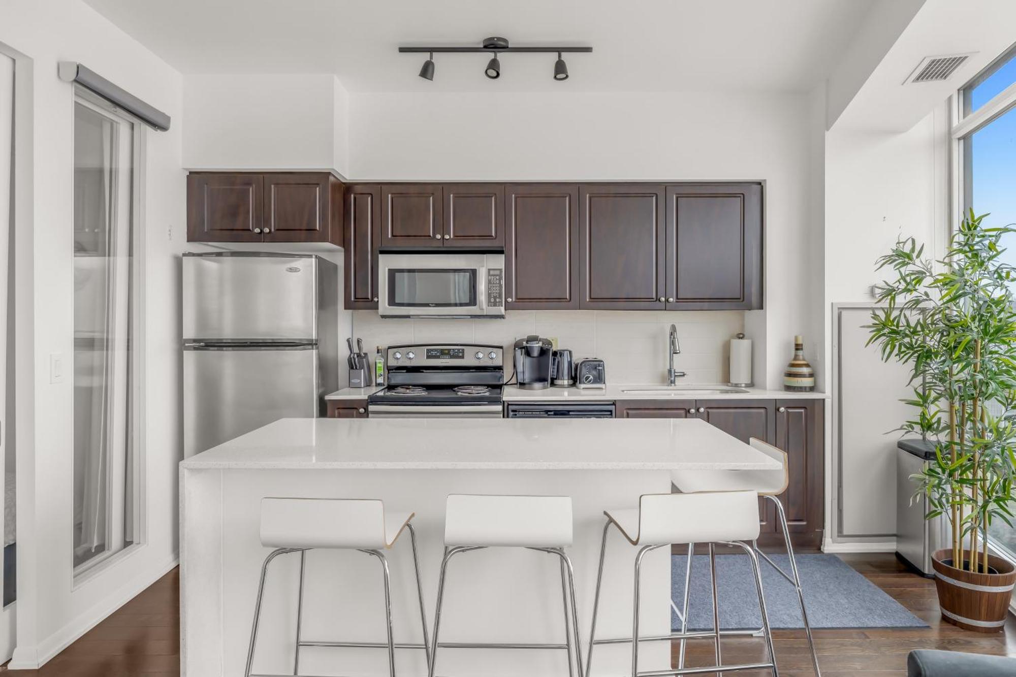 2 Bedroom Waterfront Condo Downtown W/ Free Parking 토론토 외부 사진