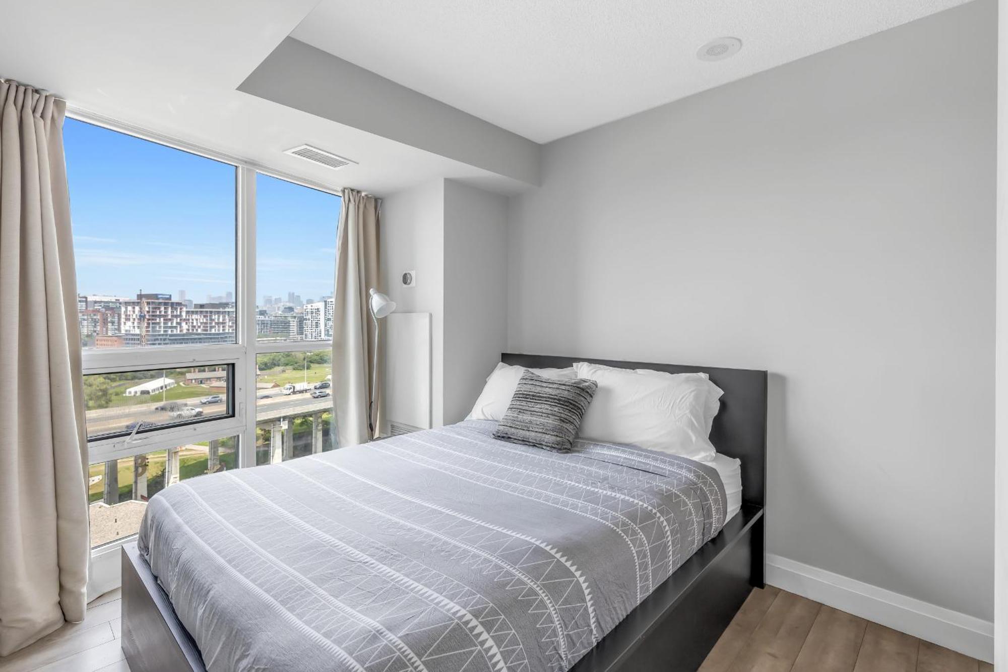 2 Bedroom Waterfront Condo Downtown W/ Free Parking 토론토 외부 사진