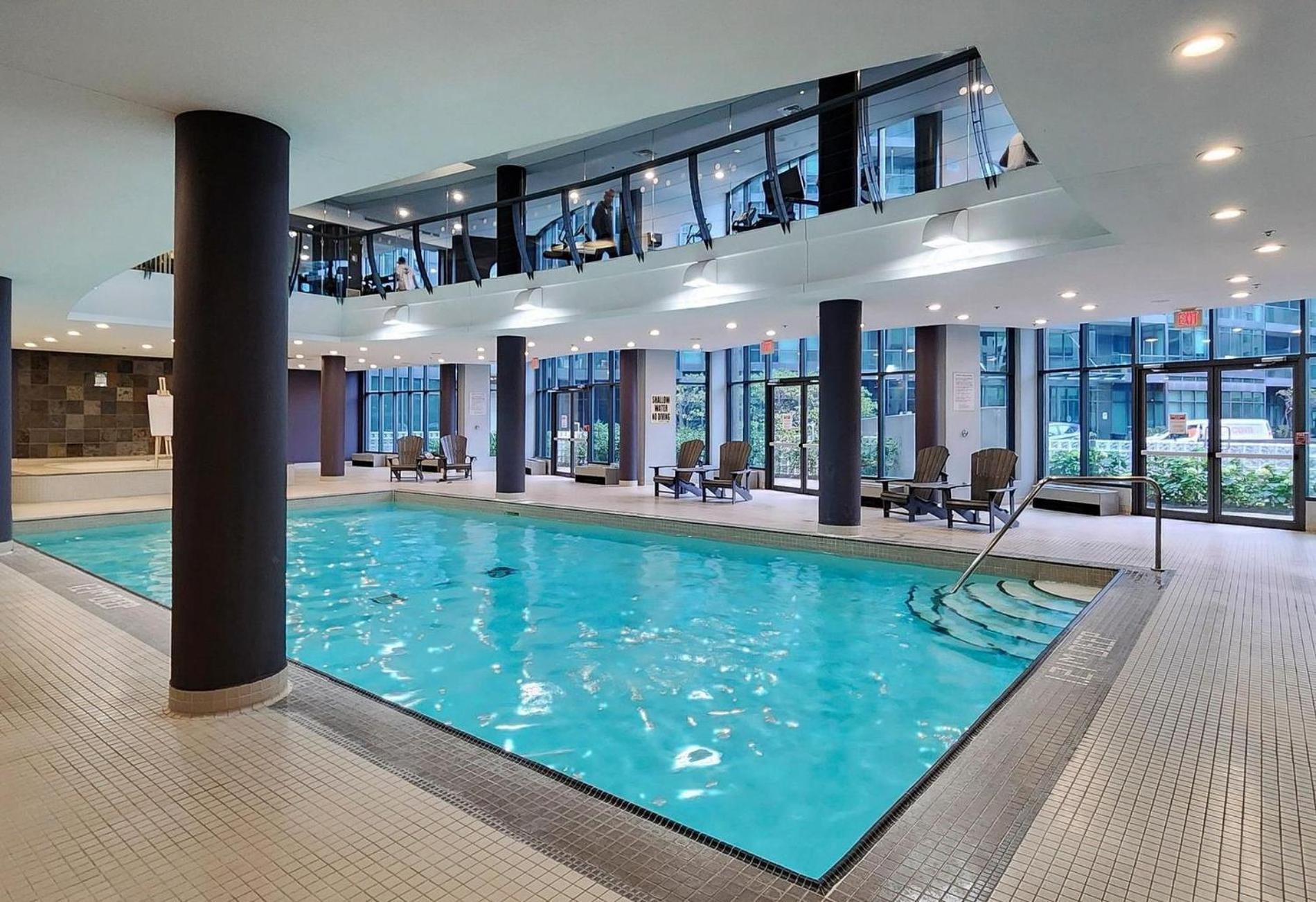 2 Bedroom Waterfront Condo Downtown W/ Free Parking 토론토 외부 사진