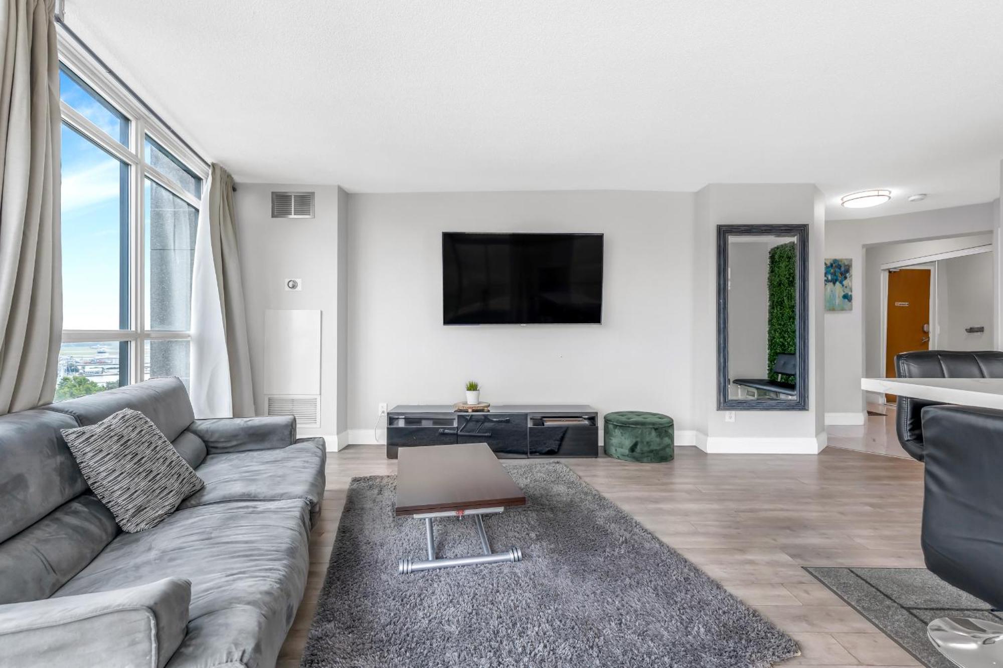 2 Bedroom Waterfront Condo Downtown W/ Free Parking 토론토 외부 사진