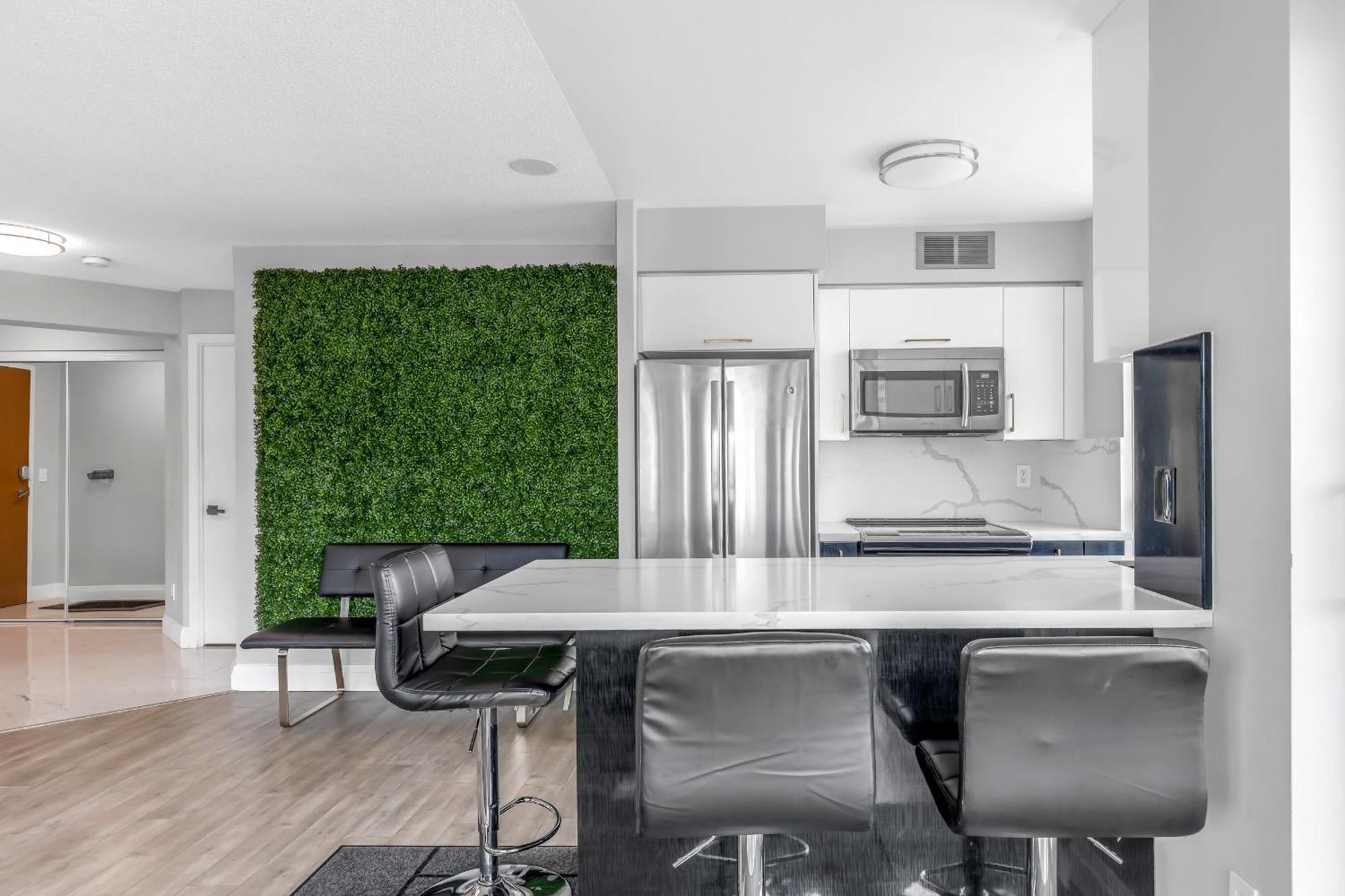 2 Bedroom Waterfront Condo Downtown W/ Free Parking 토론토 외부 사진