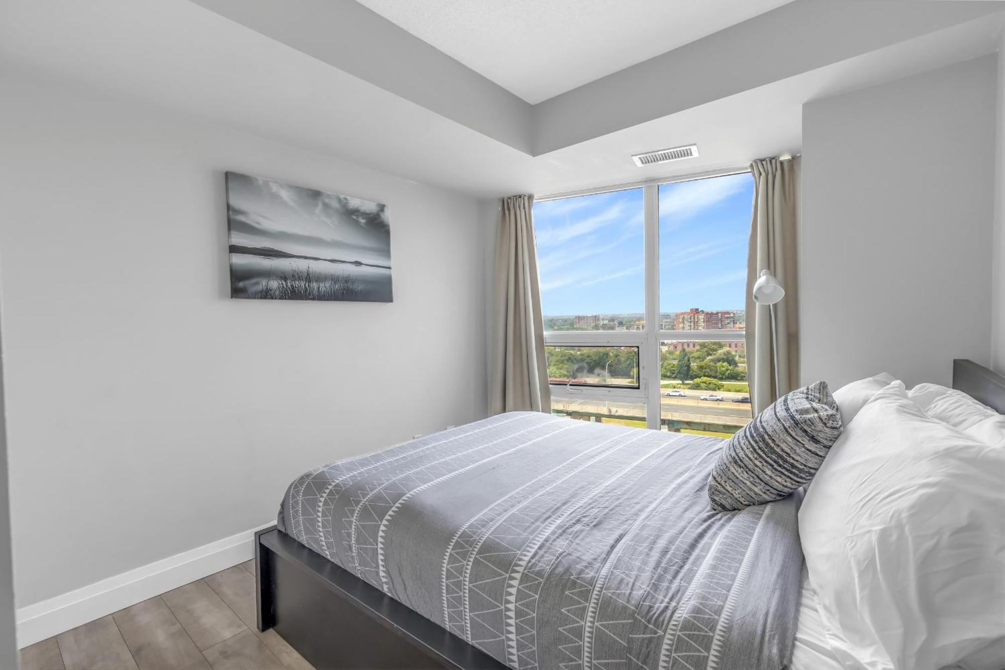 2 Bedroom Waterfront Condo Downtown W/ Free Parking 토론토 외부 사진