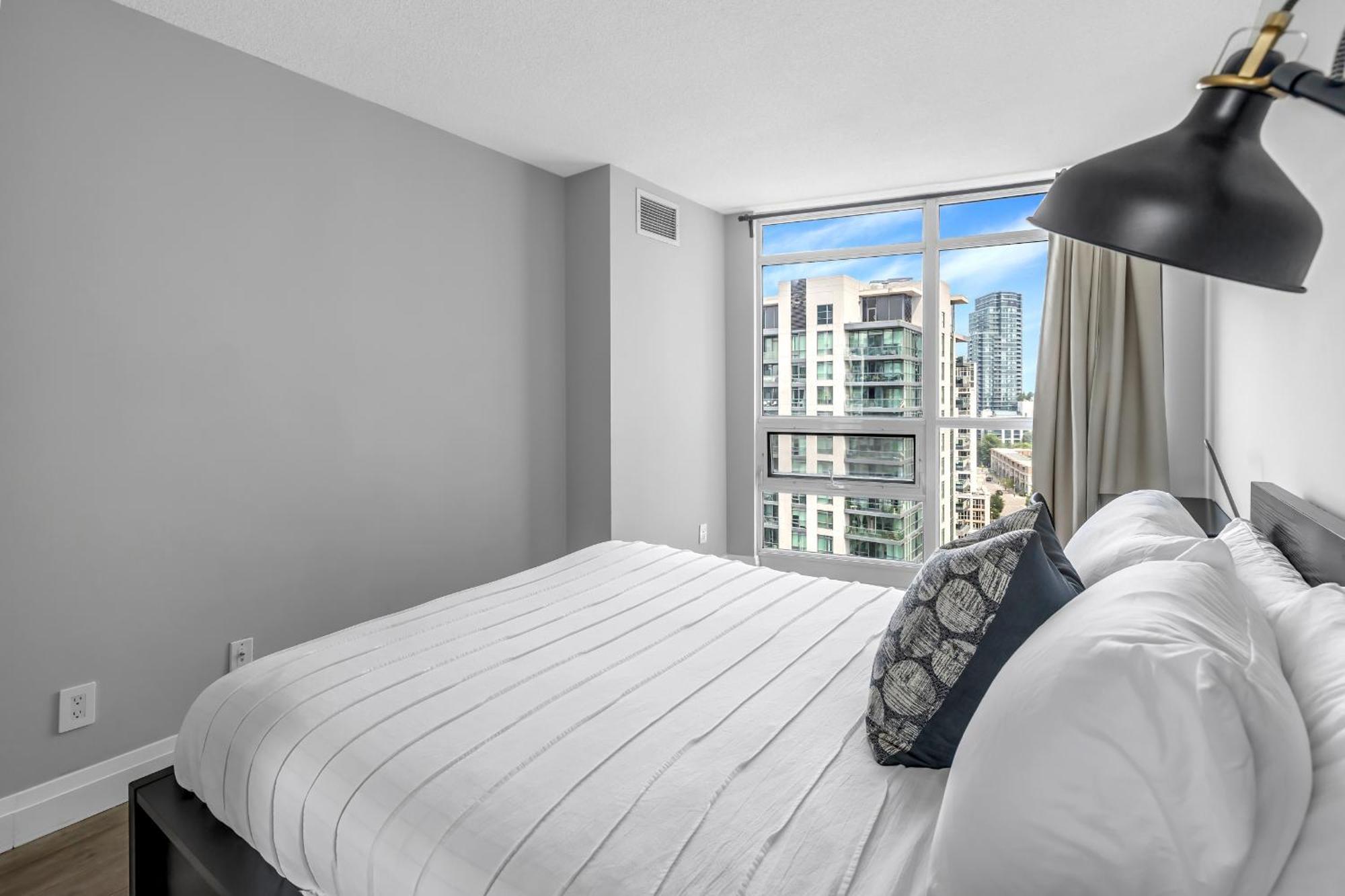 2 Bedroom Waterfront Condo Downtown W/ Free Parking 토론토 외부 사진