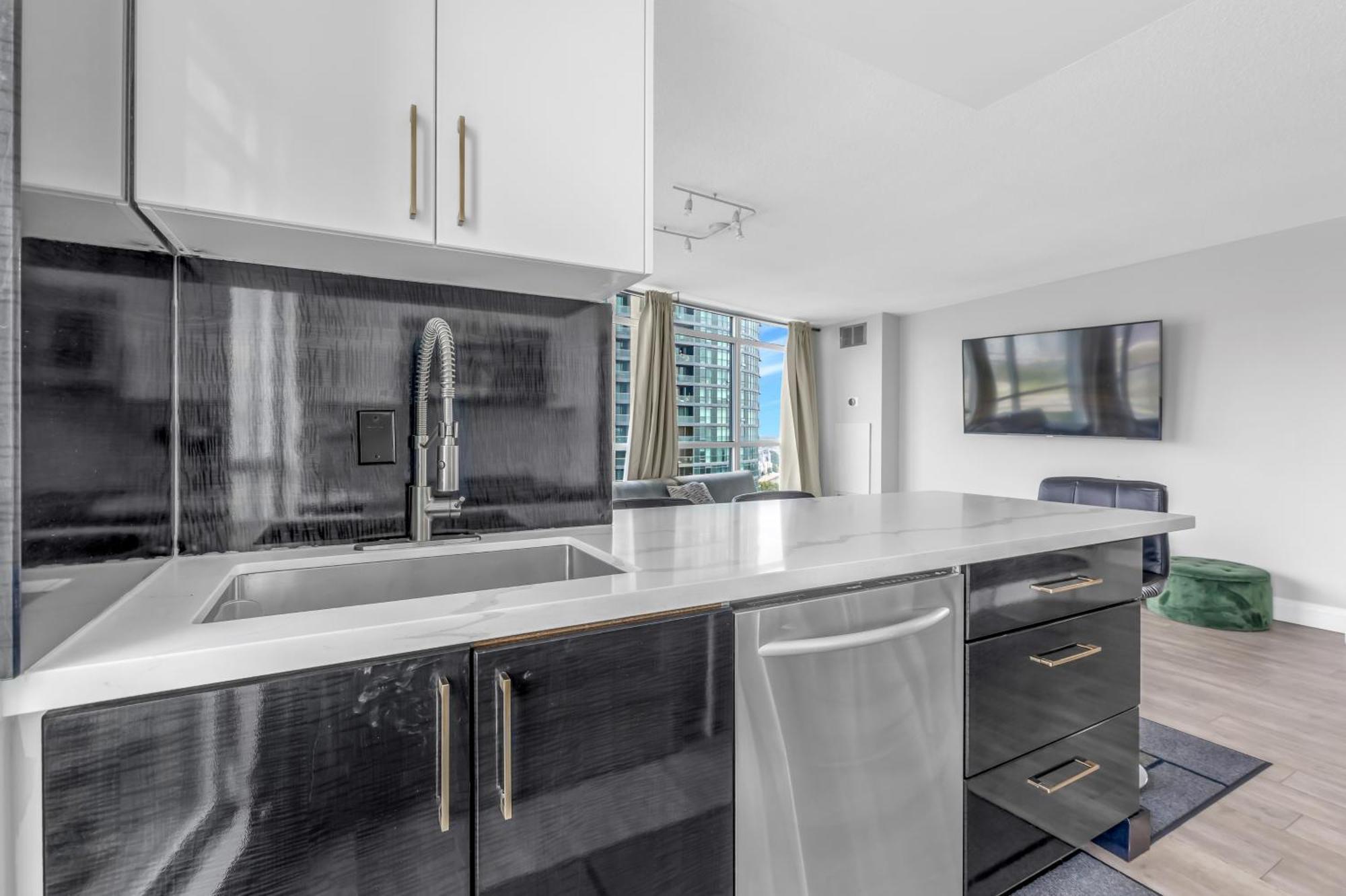 2 Bedroom Waterfront Condo Downtown W/ Free Parking 토론토 외부 사진