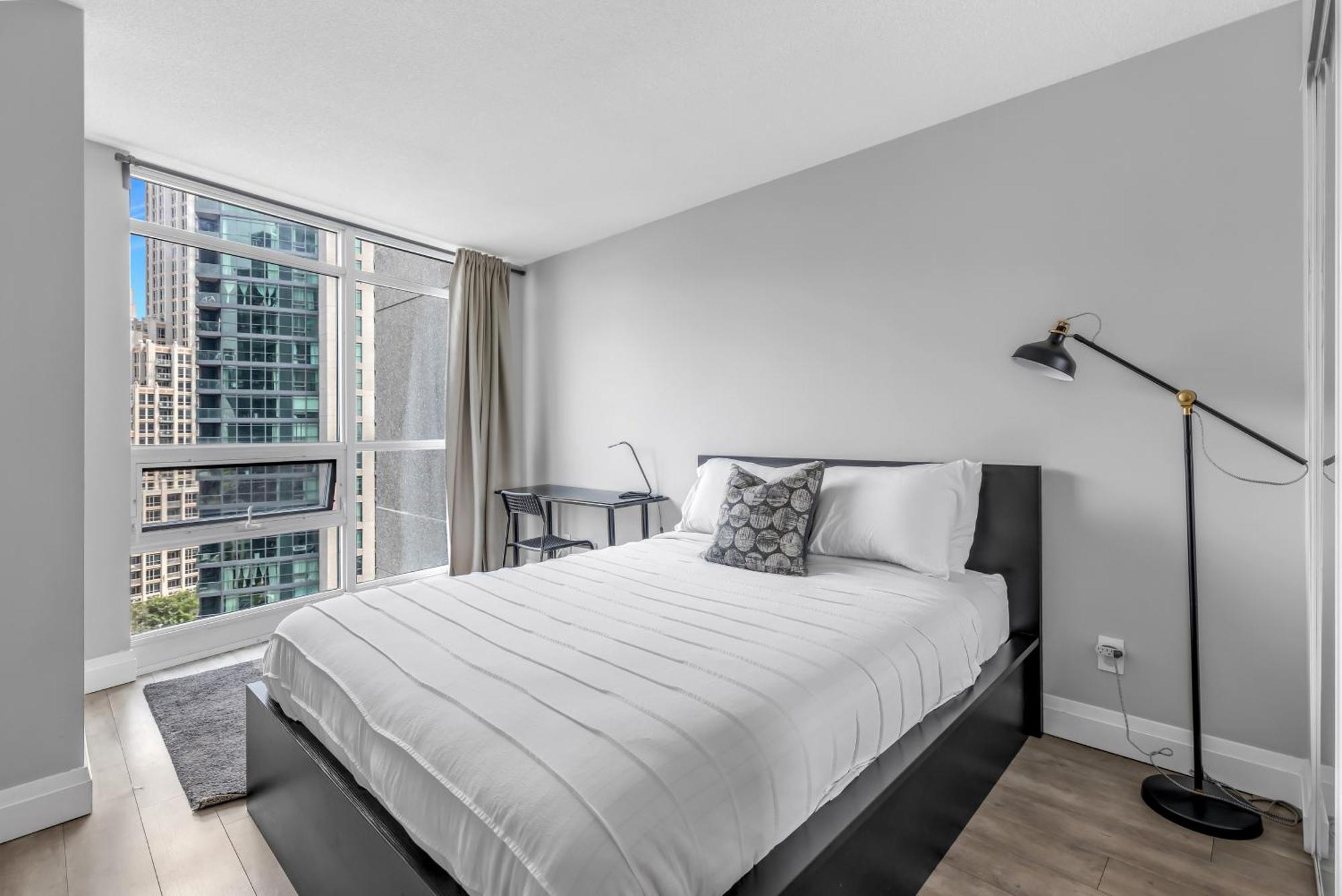 2 Bedroom Waterfront Condo Downtown W/ Free Parking 토론토 외부 사진