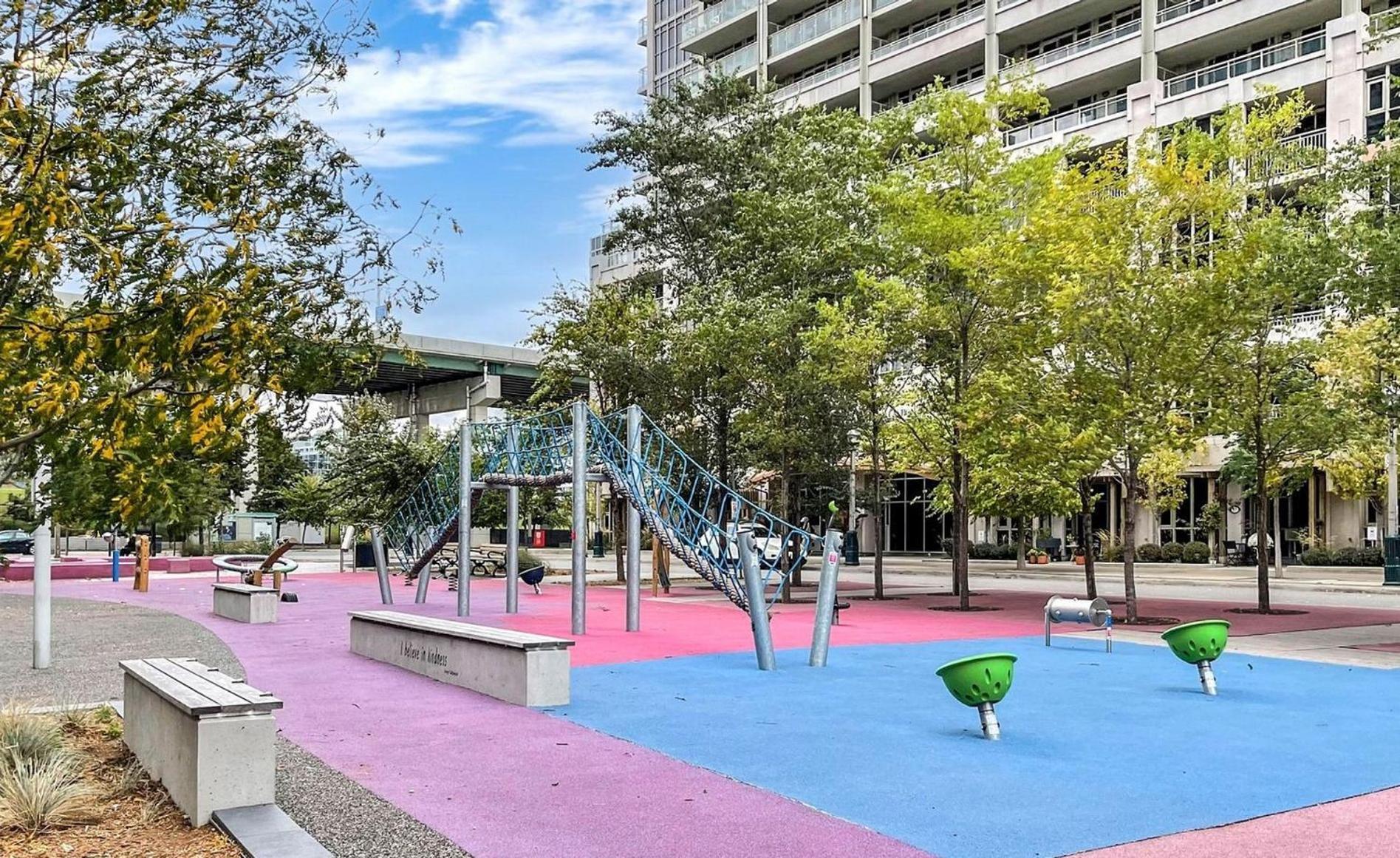 2 Bedroom Waterfront Condo Downtown W/ Free Parking 토론토 외부 사진