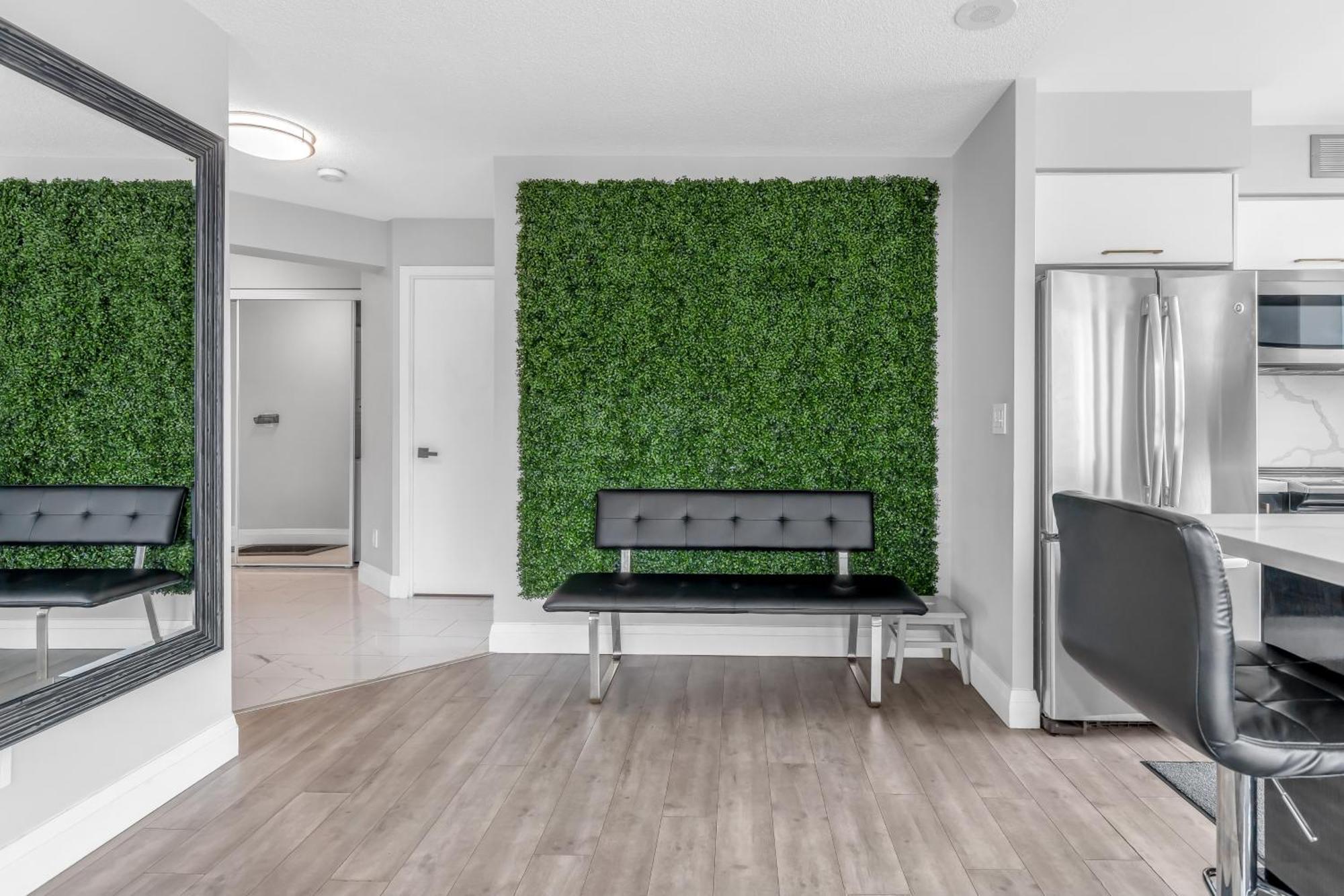 2 Bedroom Waterfront Condo Downtown W/ Free Parking 토론토 외부 사진