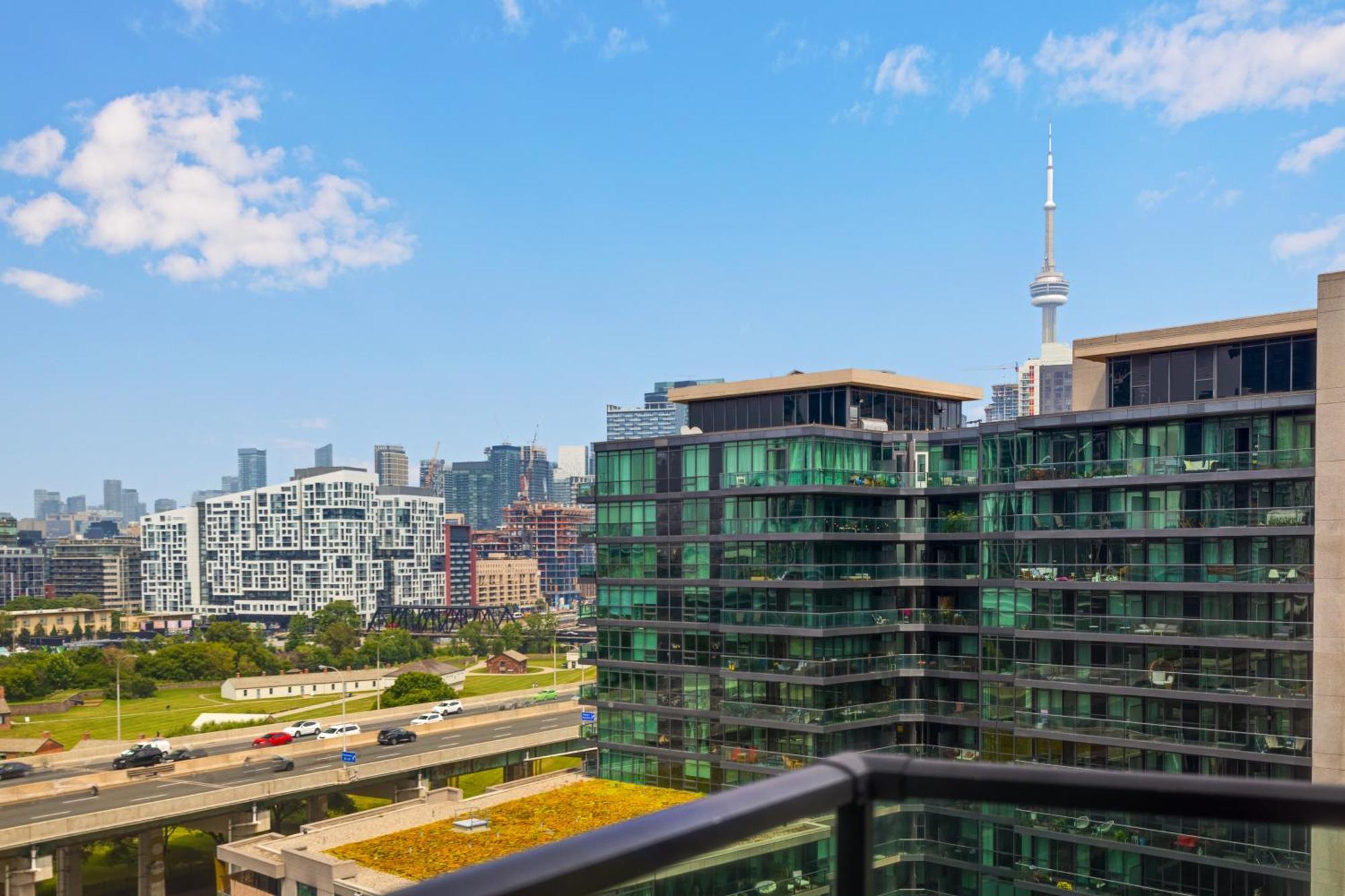 2 Bedroom Waterfront Condo Downtown W/ Free Parking 토론토 외부 사진